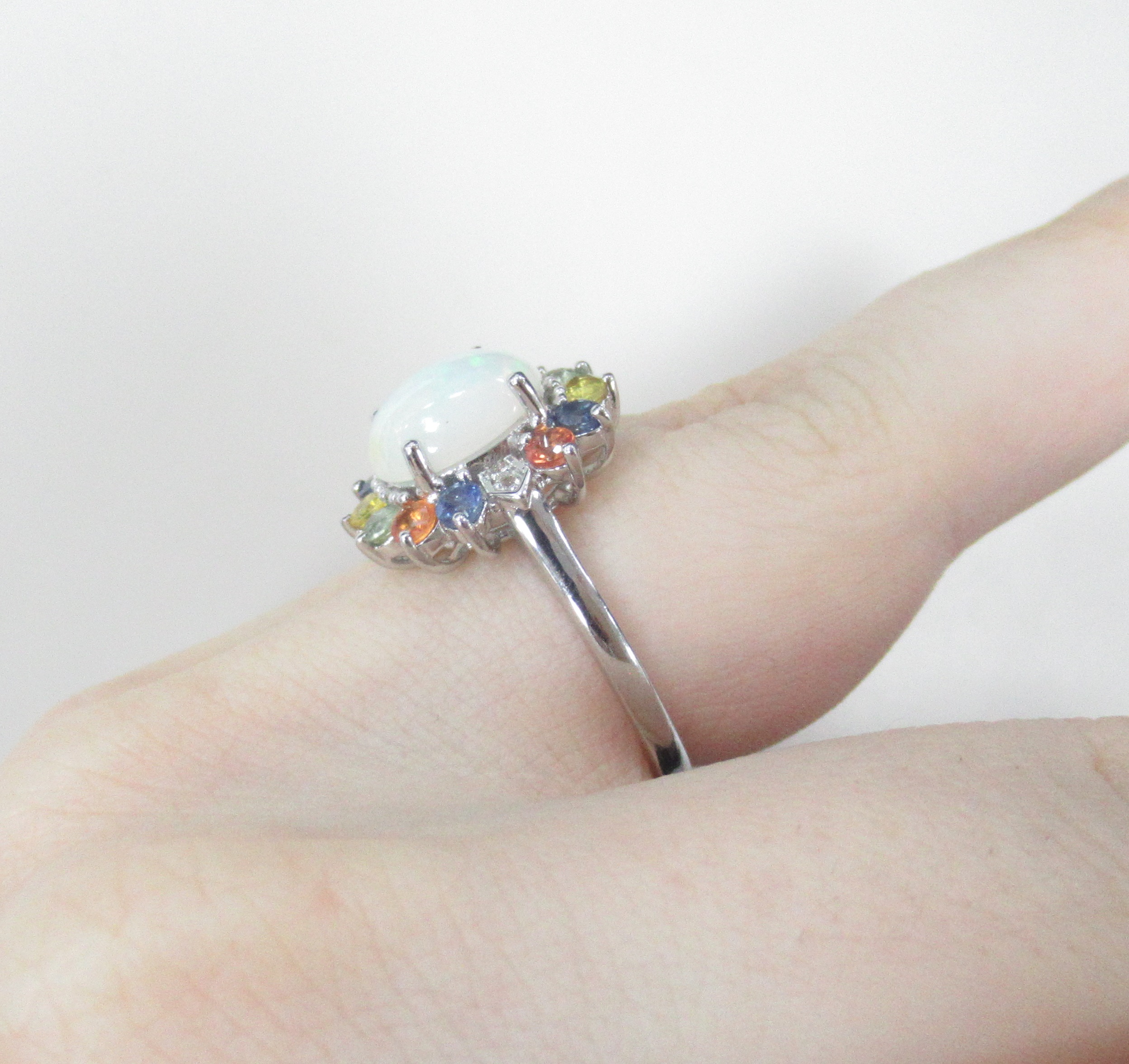 Серебряное кольцо 925 пробы; вставки 1 Опал белый 1,69ct; 12 Мультисапфир 1,07ct; 2 Топаз белый 0,05ct;